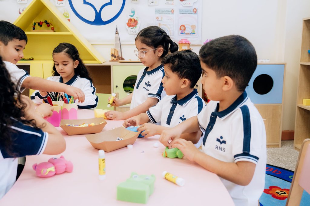 كيف تختار المدرسة المناسبة لطفلك في السعودية؟ أهم 10 معايير يجب معرفتها
